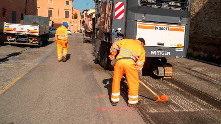 Imola, per le strade spesi in 5 anni 9,5 milioni. La sosta nel 2025 ha fruttato meno anche con più posti a pagamento