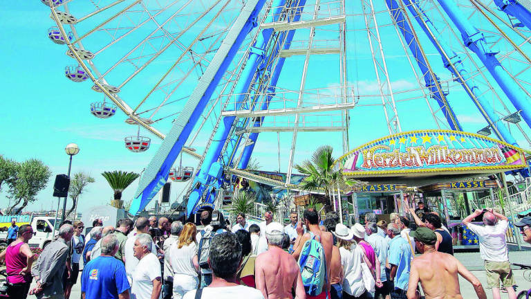 Rimini, la ruota panoramica «Era abusiva: imputati da condannare»