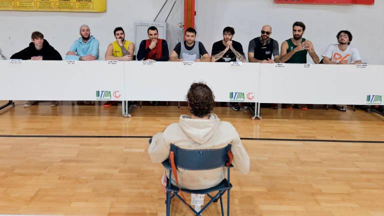 La “commissione d’esame” dei giocatori dell’Artusiana interroga un giovane membro della rosa