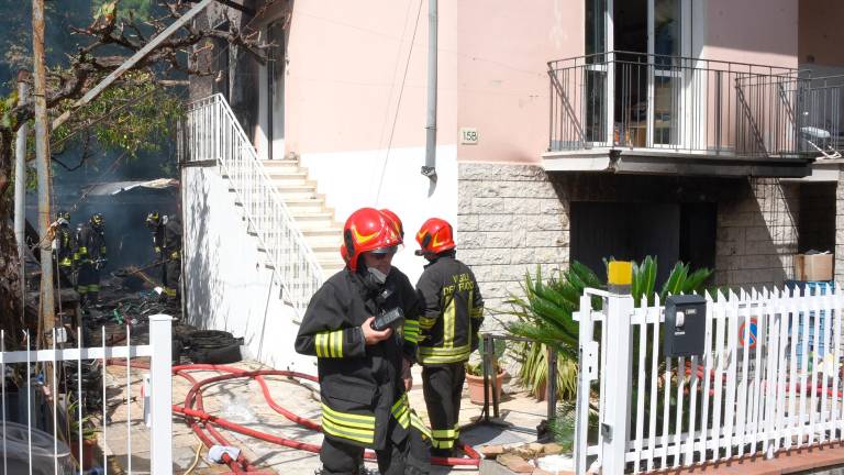 Rimini, incendio distrugge un capanno e danneggia un edificio vicino GALLERY