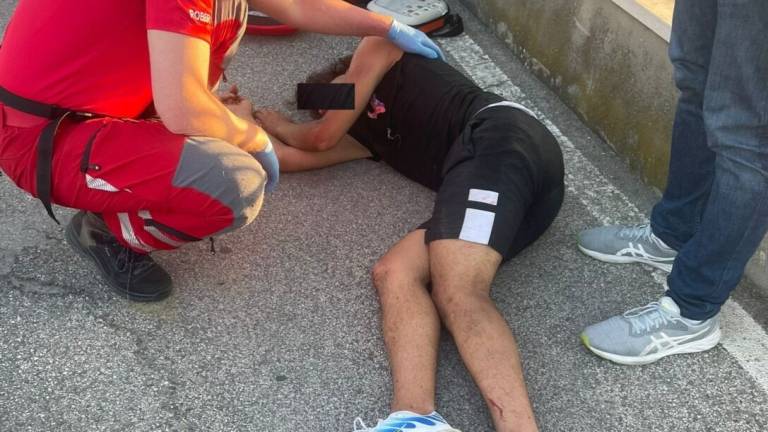 Cesenatico, rissa sul bus per Cesena: strada bloccata e tre minorenni feriti - VIDEO