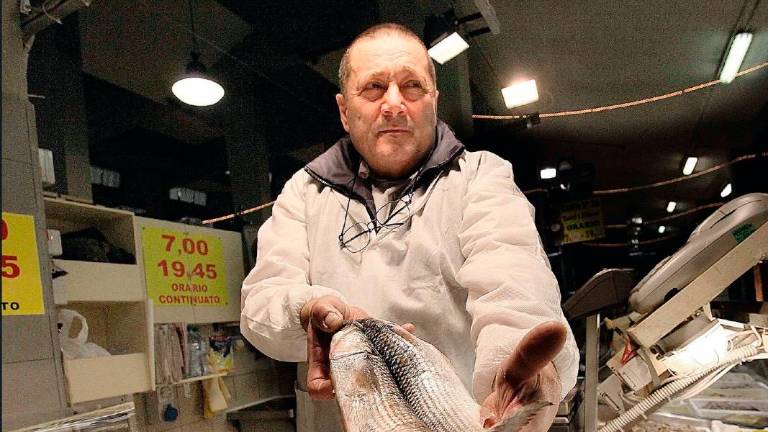 Loris Garattoni al mercato del pesce di Rimini in una foto del 2012
