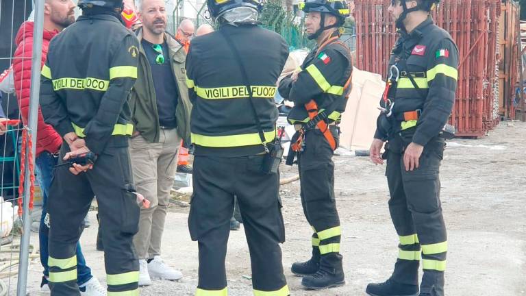Rimini, tre operai su una gru minacciano di buttarsi nel vuoto: sono tutti scesi a terra dopo una mediazione VIDEO GALLERY