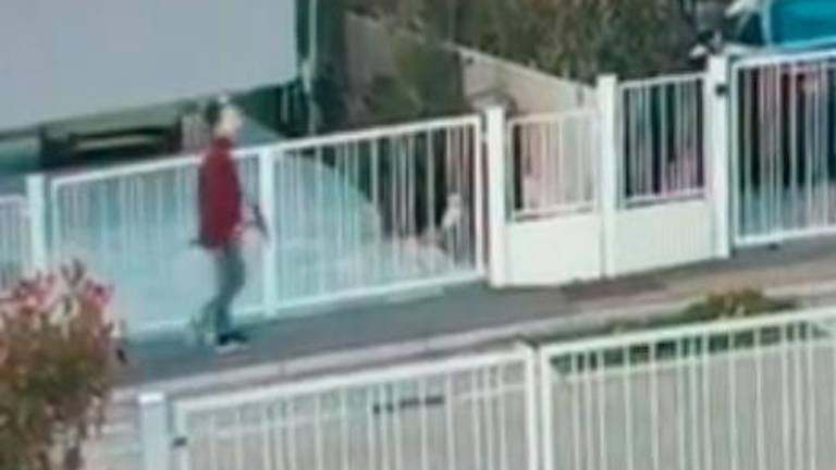 Lugo, ecco l’uomo mascherato e con il piccone che ha creato il panico VIDEO