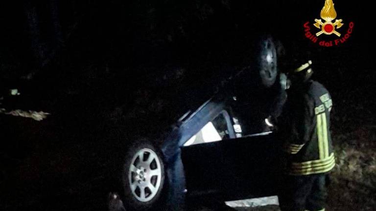 Cesena, incidente: si ribalta con l’auto nella notte in via del Monte