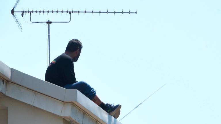 Rimini, sale sul tetto e vuole togliersi la vita: salvato dopo 25 ore di trattativa dai Carabinieri - Gallery