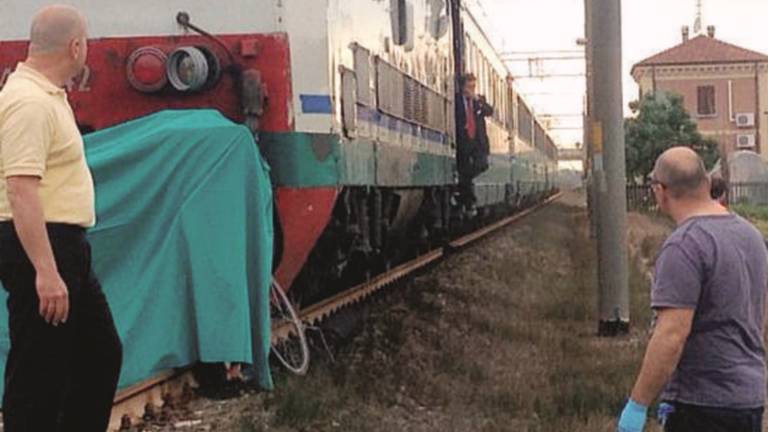 Incidente sulle rotaie: muore contro al treno
