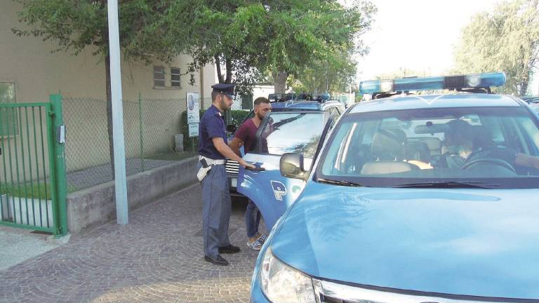 Gli stacca un orecchio a morsi per una rosa