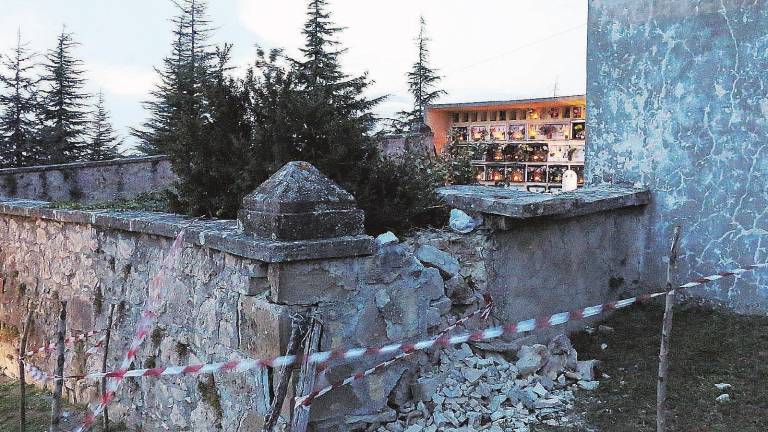 Vandali al cimitero: lapide usata come ariete