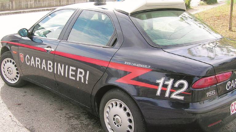 Ex pugile minaccia e aggredisce clienti di due bar