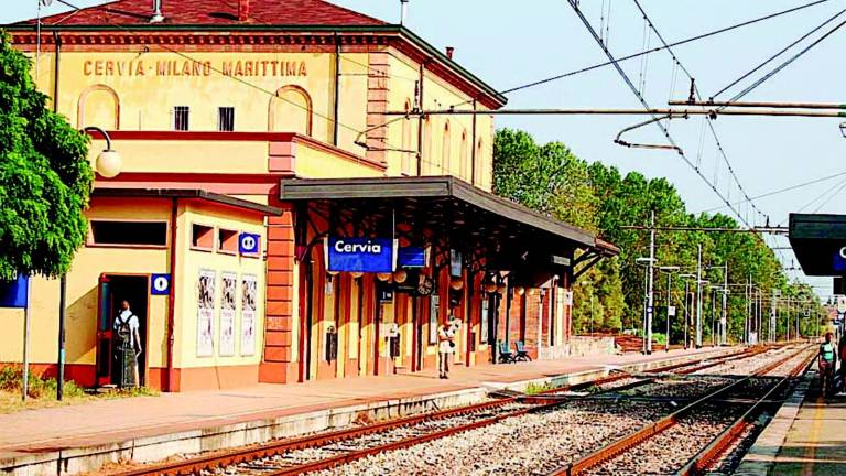 In cinque senza biglietto bloccano treno a Cervia per oltre un'ora