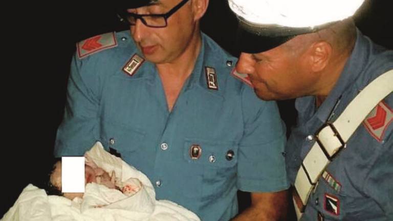 Parto ai giardini pubblici, neonata salvata da un carabiniere