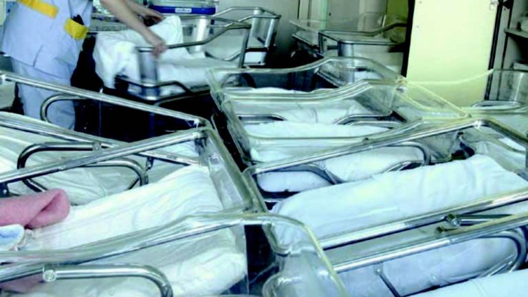 Neonato muore dopo il parto