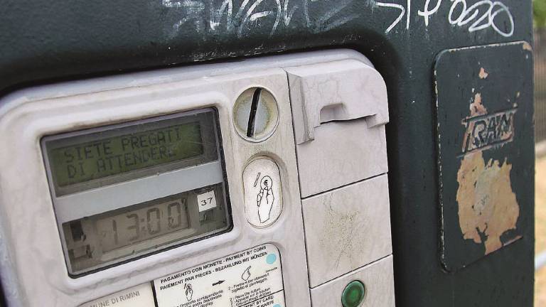 Raid contro i parcometri: nove spaccati, rubati 5mila euro