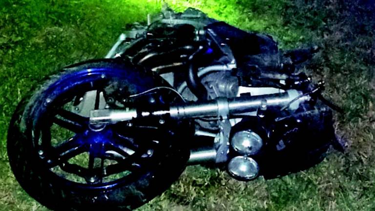 Moto spezzata in due dopo lo scontro: 35enne muore sul colpo