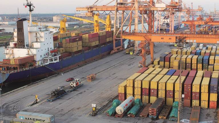 Calano i container ma le autostrade del mare trascinano il porto