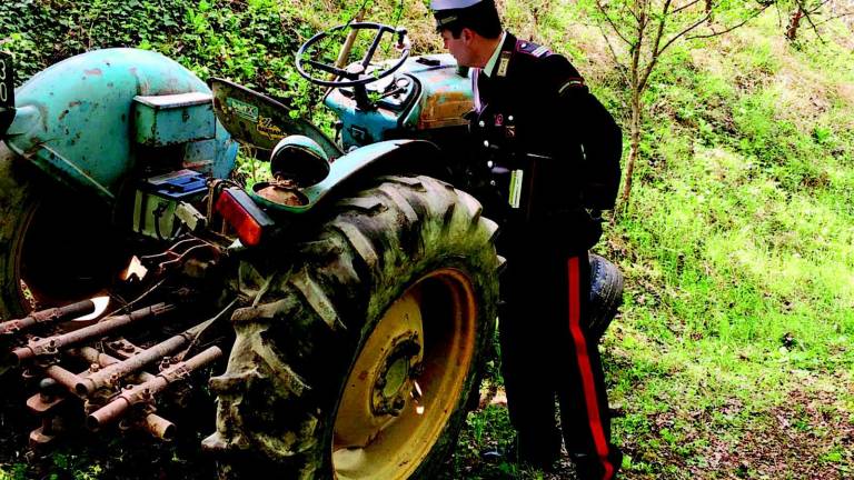 Precipita col trattore, viene travolto e ucciso