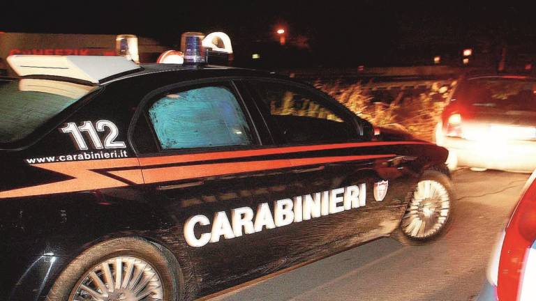 Medicina, ferma l'auto per fare pipì in strada poi aggredisce i carabinieri