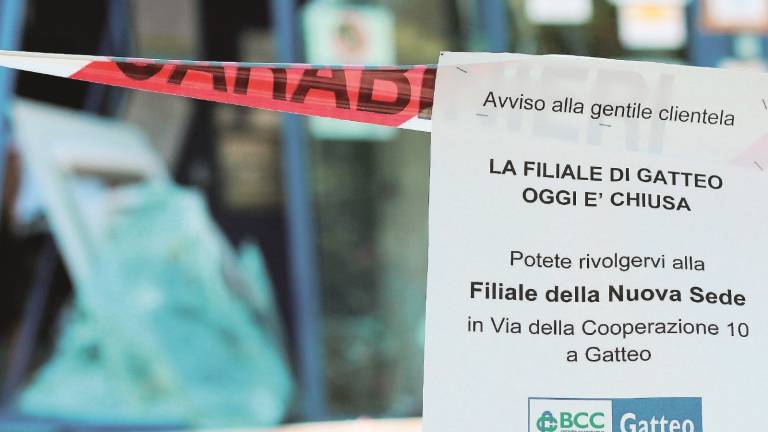 Maxi esplosione per assaltare il bancomat alla Bcc