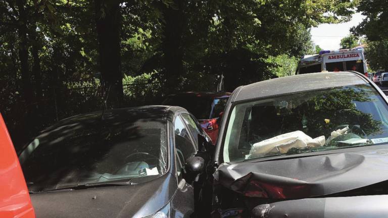 Sbanda e finisce contro le auto in sosta