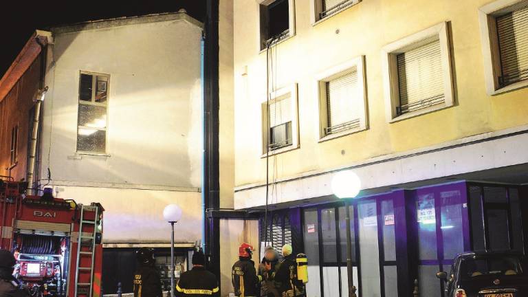 Incendio in un appartamento del centro, anziana intossicata dal fumo