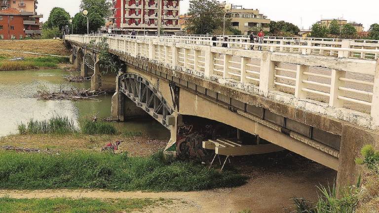 Nuove Ponte di via Coletti, intanto il fiume si attraversa a piedi e in bici