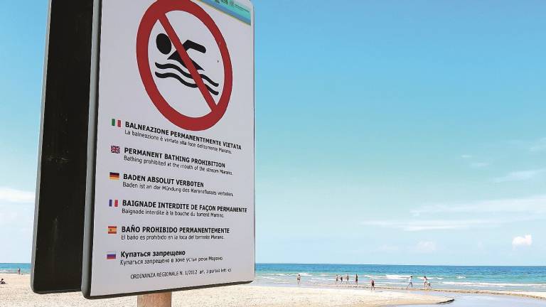 Riccione, divieto di balneazione in un tratto di spiaggia
