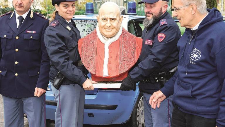 Ricomparso il busto del Papa