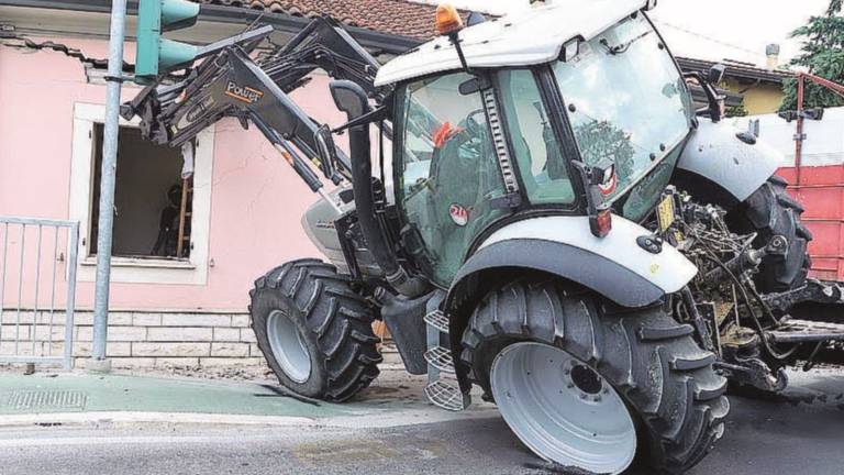 Svegliati dal trattore che sfonda la casa