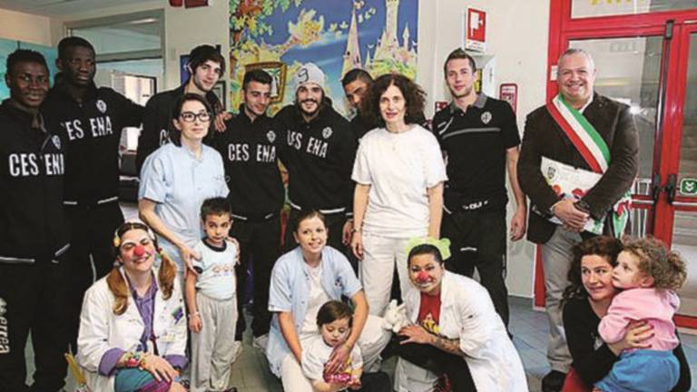 Il Cesena in visita al reparto di pediatria dell'ospedale Bufalini