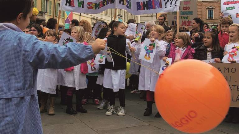 Genitori e figli in piazza: «Dateci le aule»