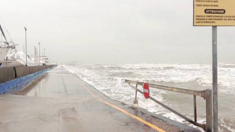 Allerta meteo a Ravenna sulla costa per vento e mareggiate