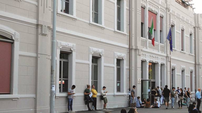 Forlì, aule dell'Università troppo piccole, studenti costretti a sedersi per terra