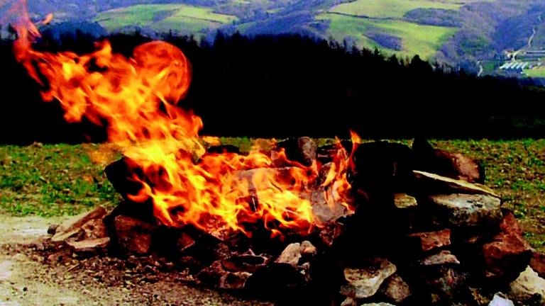 Monte Busca, esce altro gas e brucia un boschetto