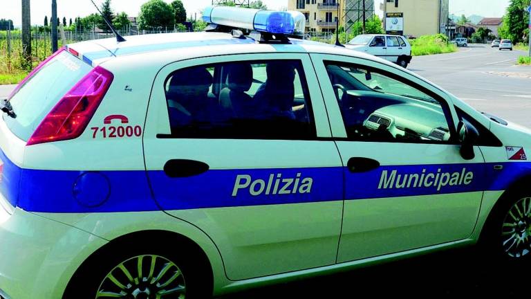 Scassinano un'auto a Savignano: sorpresi dalla polizia municipale