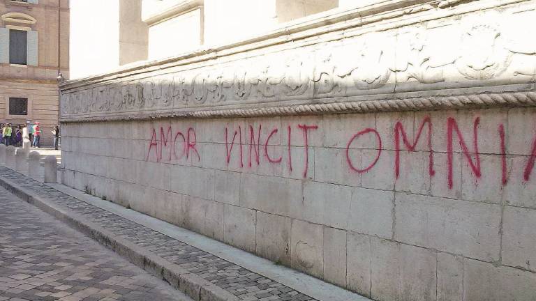 Scritte con spray, colpiti da atti vandalici il Duomo e altri monumenti storici