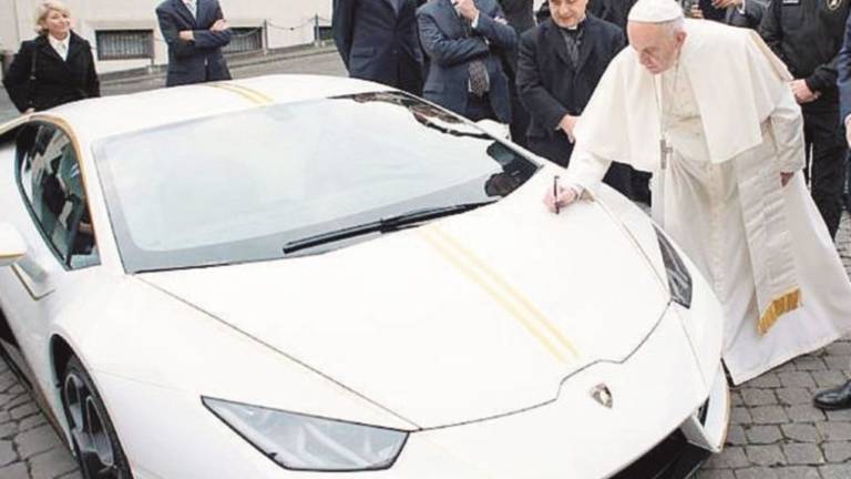 Lamborghini del Papa all'asta: i soldi alla Papa Giovanni XXIII