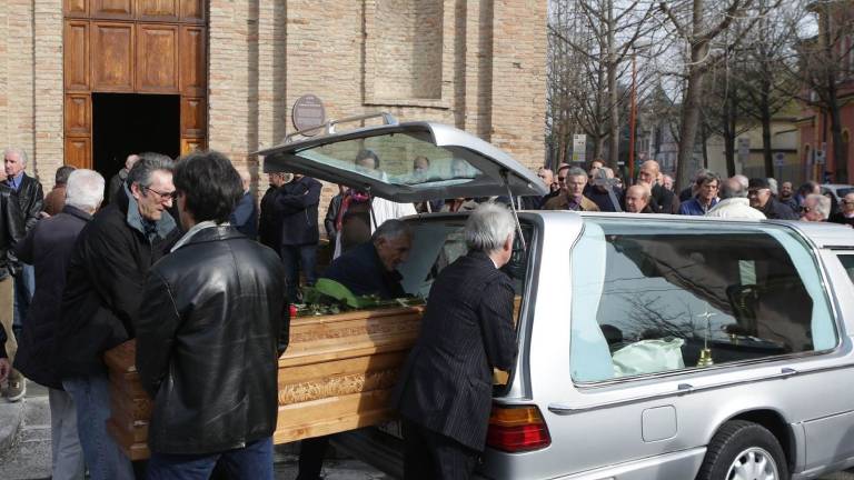 Chiesa piena per l'addio a Borsari