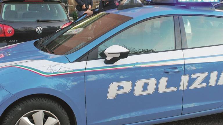 Ravenna, sorpreso a rubare in auto dal proprietario viene fermato dalla polizia