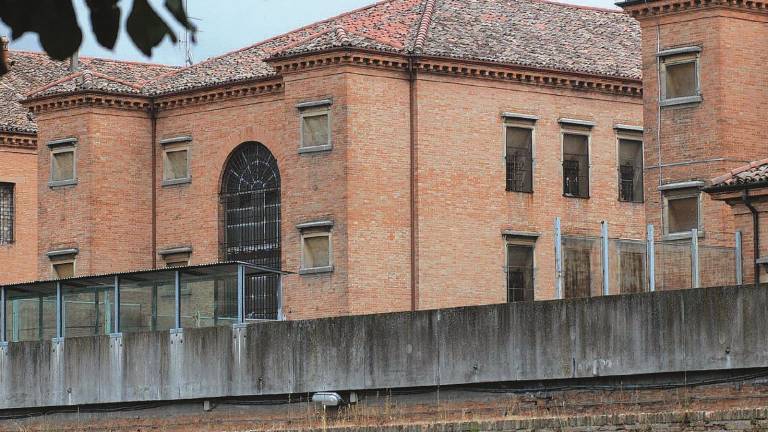 Detenuto aggredisce e ferisce due agenti in carcere a Forlì