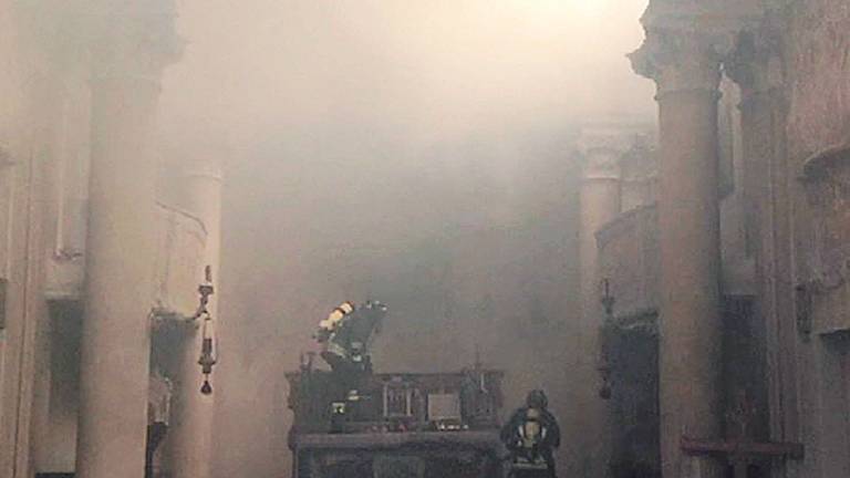 Antica chiesa in fiamme. Crolla l'abside, pompiere ferito