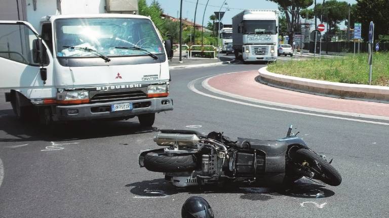 Incidente in scooter: ferito un 53enne
