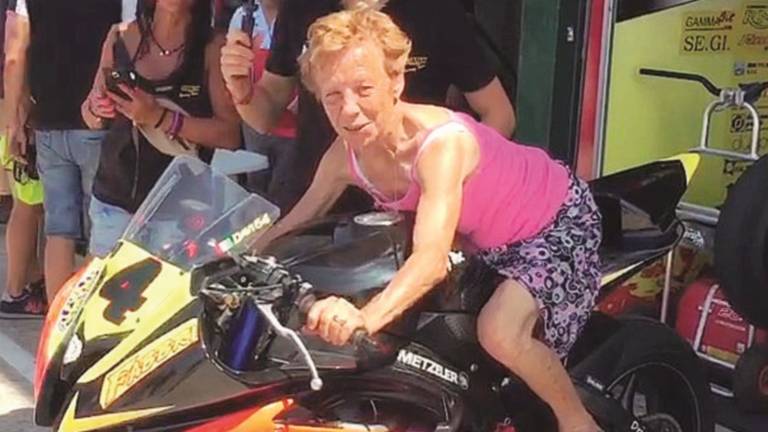 Nonna in pista sulla moto del nipote