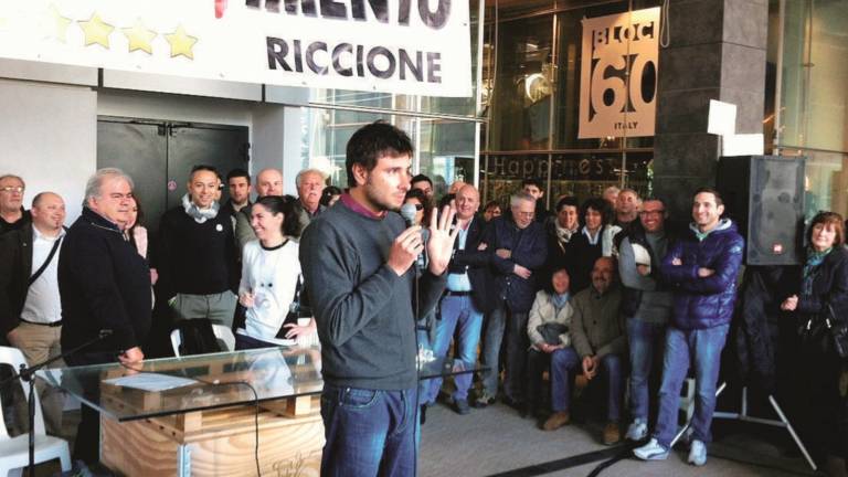 Il grillino Di Battista fa il pienone al Palazzo dei congressi