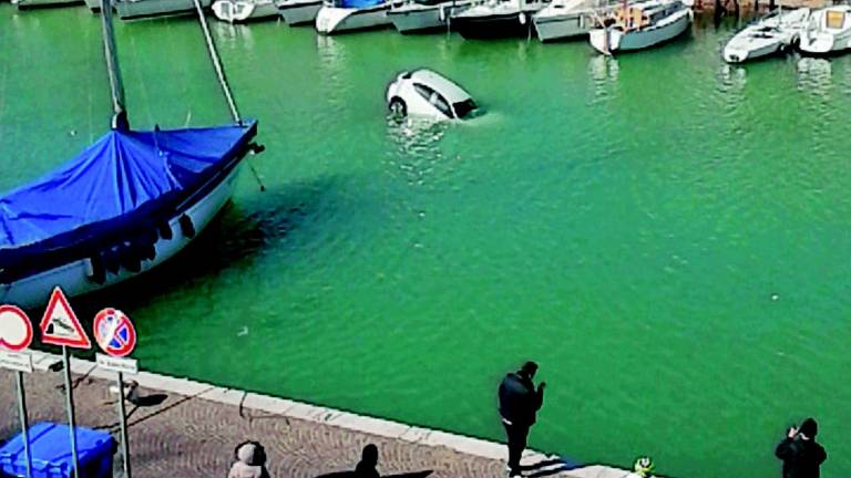 Auto parcheggiata senza freni scivola e affonda nel porto canale