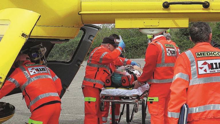 Volo di quattro metri, grave un operaio