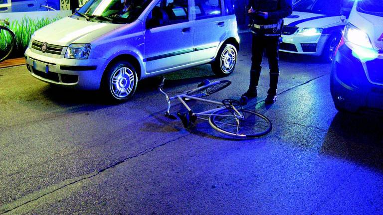 Ciclista colpito da una portiera aperta muore dopo un mese
