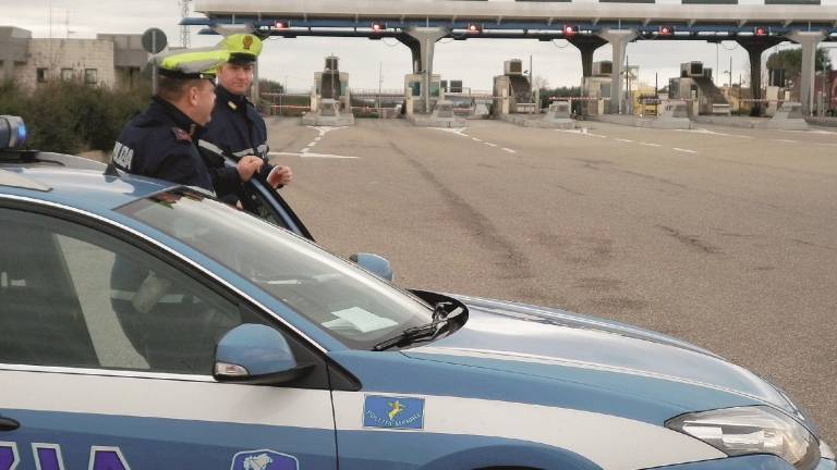 Testa la Ferrari in autostrada e supera la polizia: multato