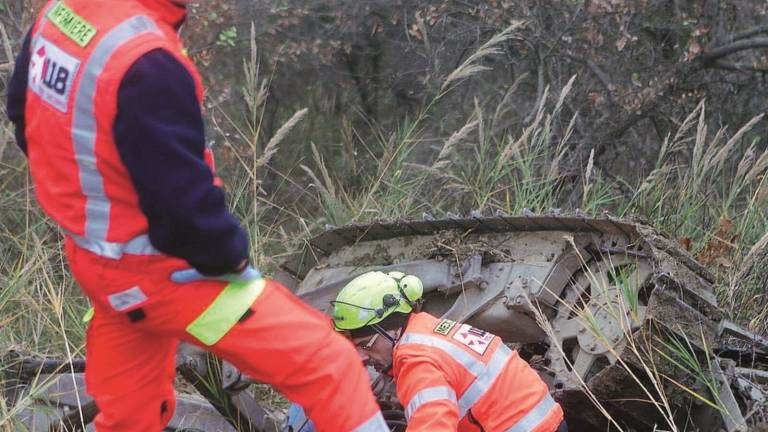 Il trattore si rovescia: muore un 63enne