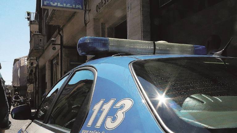 Strappano la borsa a una ragazza:rapinatore catturato sotto al tavolo